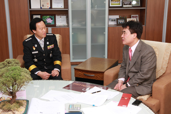 2011-01-12 정석구 경산소방서장 신임 인사차 내교 및 접견 이미지