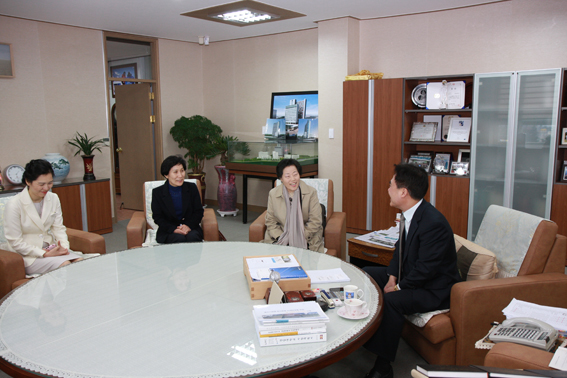 2012-03-16 경북간호사협회 고순희 회장, 대구광역시 저출산 고령사회과 백윤자 과장 접견 이미지